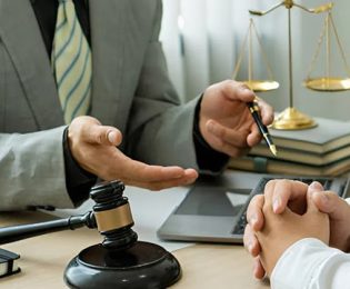 راهنمای کامل مشاوره با وکیل / 7 نکته ضروری که باید بدانید!⭐【1404】