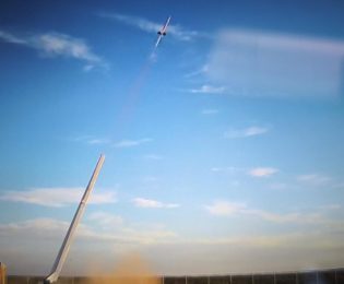 برای اولین بار در ایالات متحده ، یک موتور موشک انفجار چرخش پرواز می کند