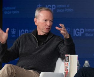 اریک اشمیت ظاهراً فضای نسبیت را برای قرار دادن مراکز داده در مدار خریداری کرده است