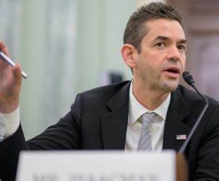 جارد اسحاقن صحبت می کند ، و مشخص است که ناسا یک رهبر بینایی را از دست داد