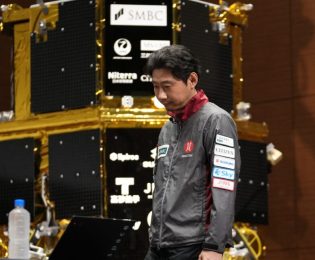 پس از از دست دادن موقعیت مکانی خود ، یک لندر ژاپنی روی ماه سقوط کرد